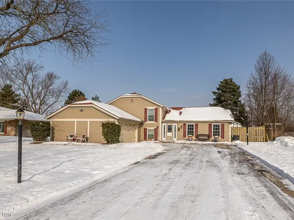 16930 N Meadows Cir, Strongsville, OH 44136