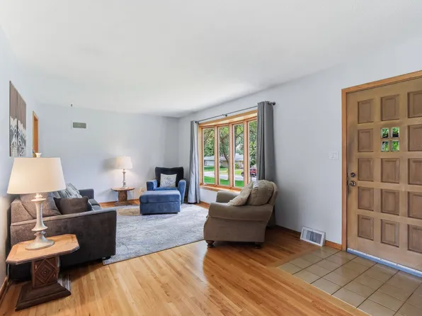 2968 Asbury St, Roseville, MN 55113