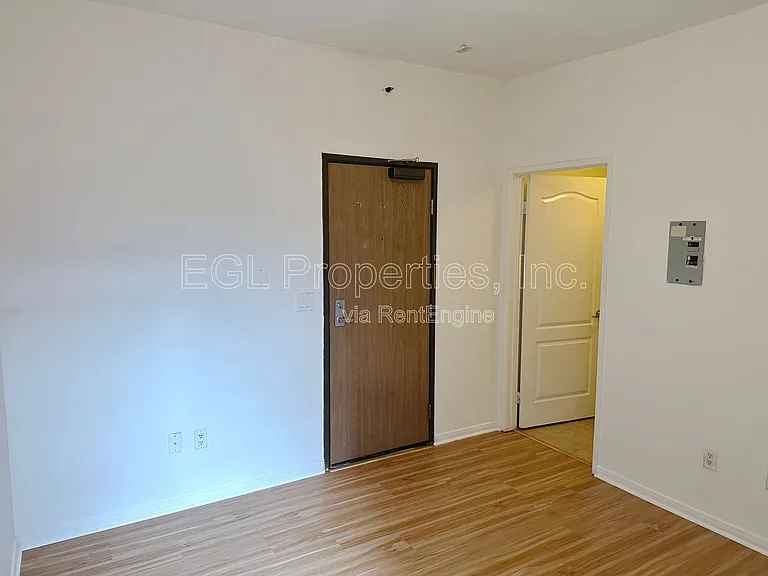445 Western — Photo 10