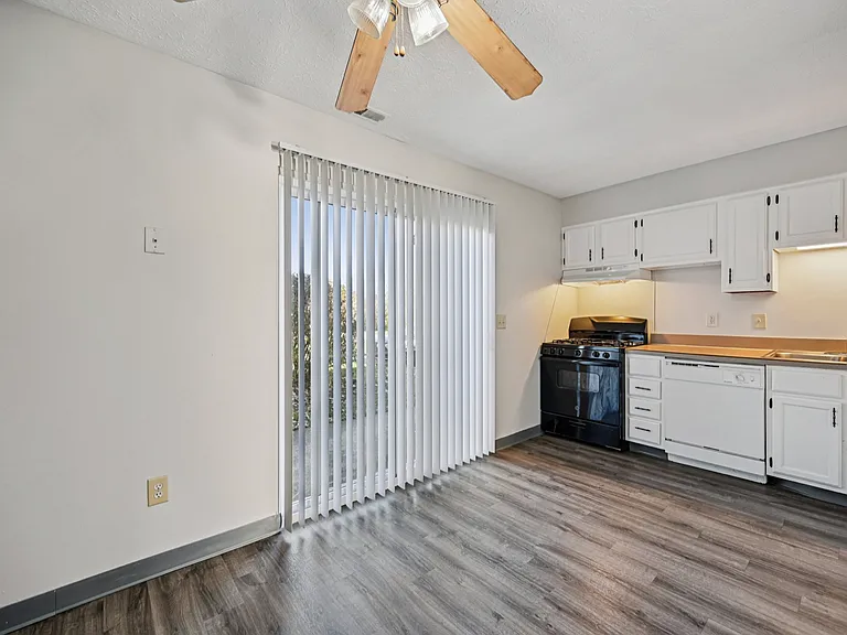 THE WILLOWS APARTMENT COMMUNITY — Photo 19
