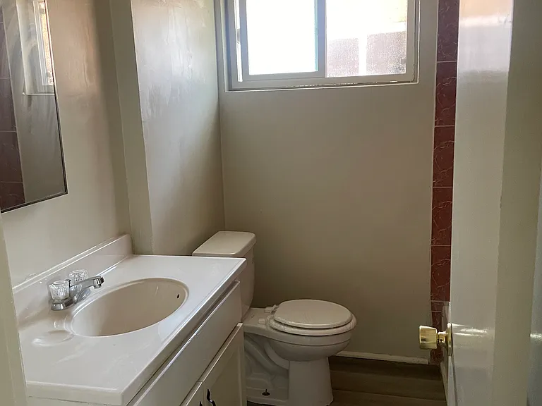 345 W 8th St — Photo 10