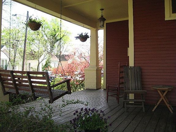 Front porch w/ swing