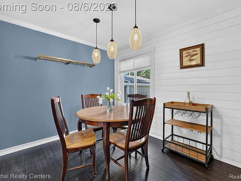 878 Yorktown Ct — Photo 8