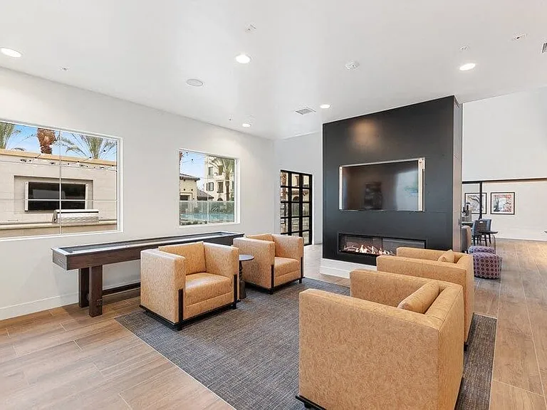 Vernola Marketplace Luxury Apartments — Photo 20