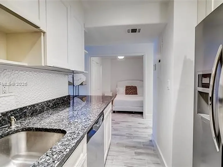 2401 Collins Ave #1410 — Photo 10