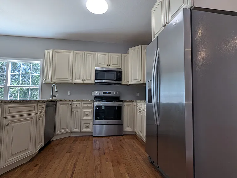 1130 Twin Hill Ln — Photo 7