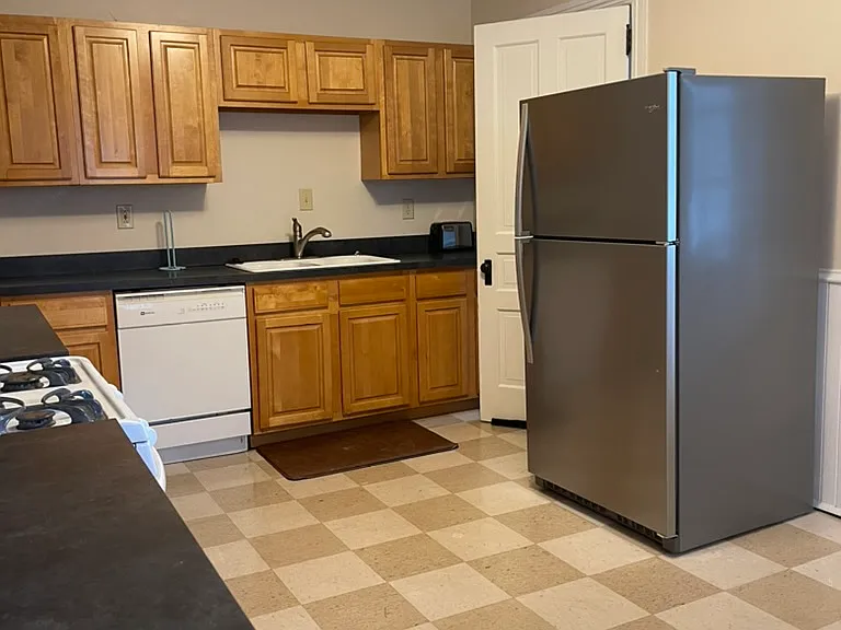 1144 Memorial Ave — Photo 8