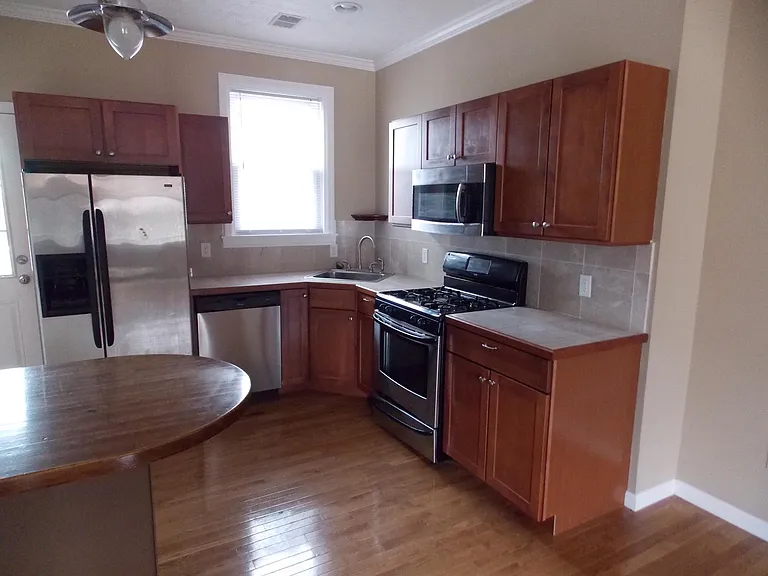 518 Natchez St — Photo 2