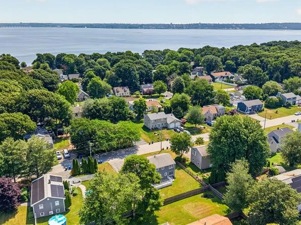 21 Sefton Dr, Bristol, RI 02809