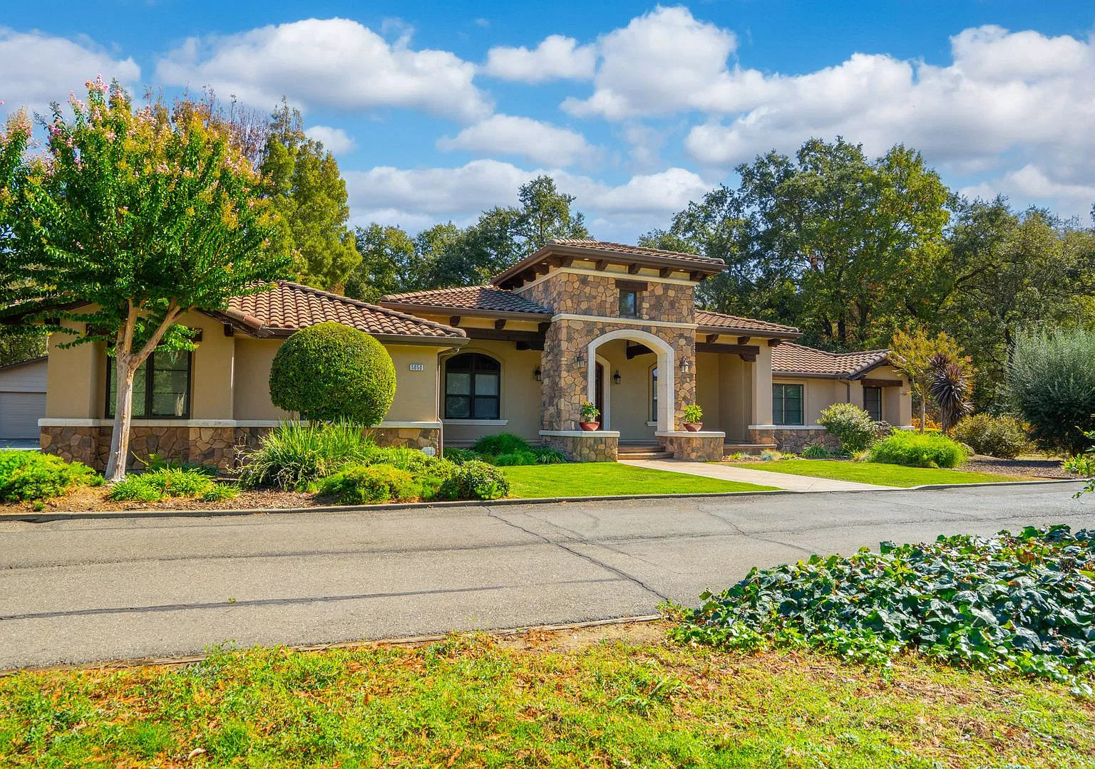 Luxury Living in Suisun Valley — Photo 2