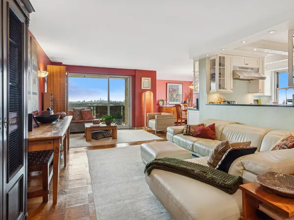 110-11 Queens Boulevard image 1 of 28