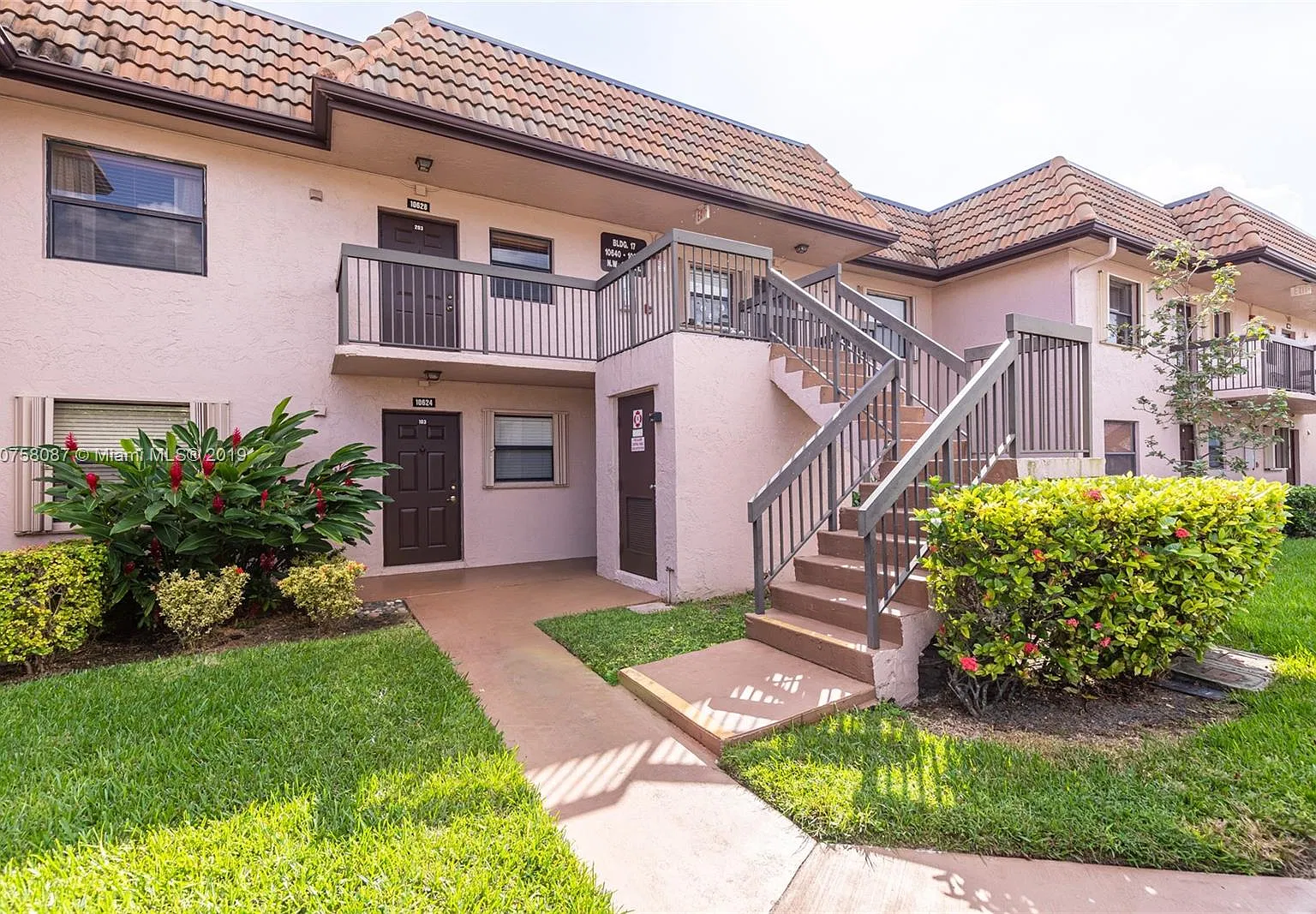 2 bed, 806 sqft, $2,500 — Photo 1