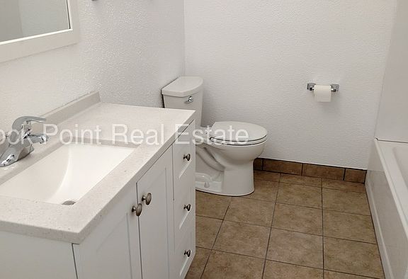 5th image of 3117 Ellis Ave #B