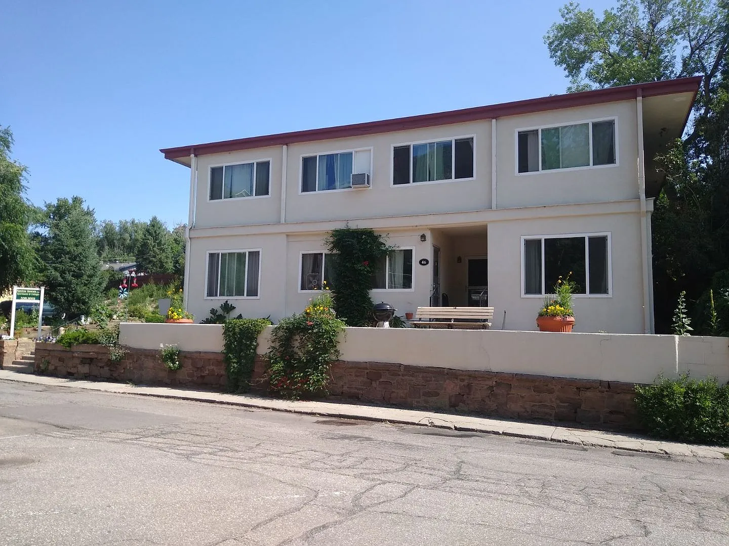 2 Bedroom Apartment in Manitou Springs — Photo 1
