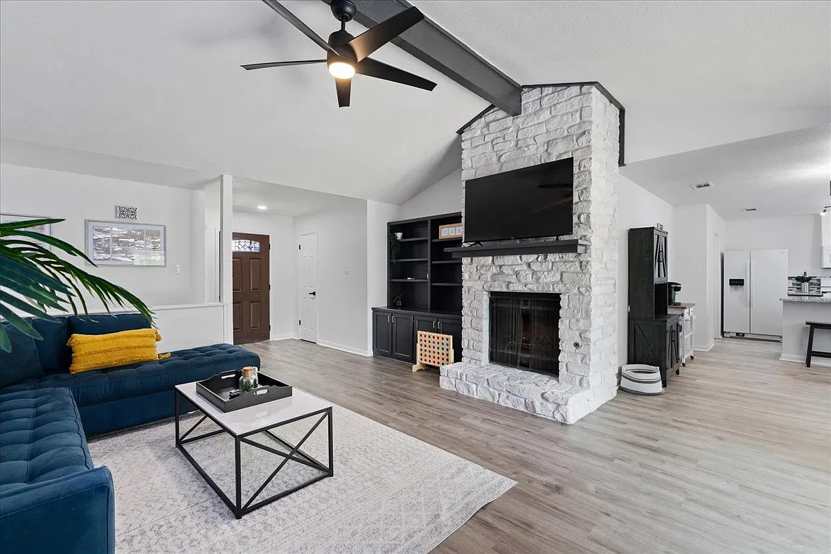 3 bed, 1500 sqft, $4,250 — Photo 3