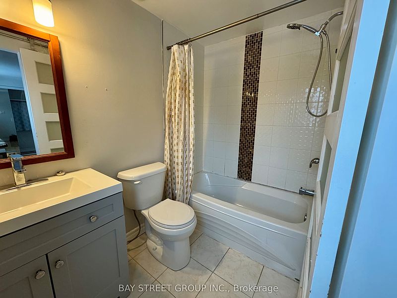 Toronto House for rent - 4 Bedrooms — photo 9