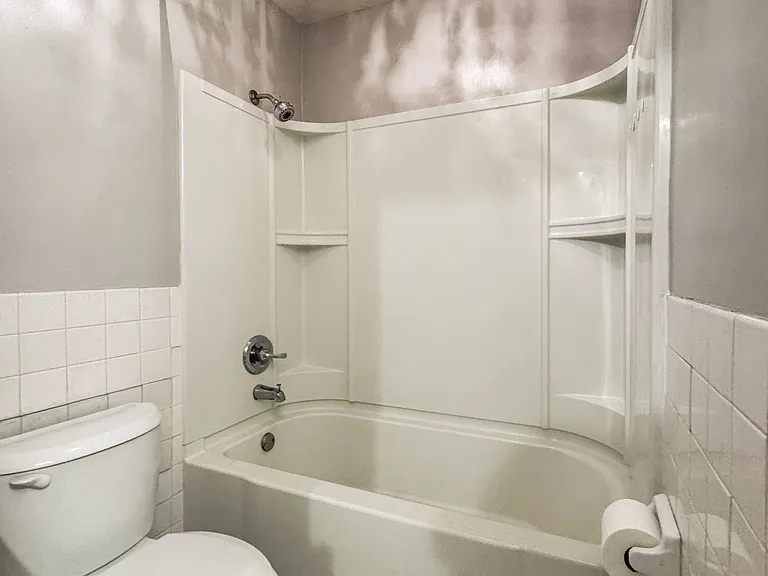 1405 E 40th St #6F — Photo 12