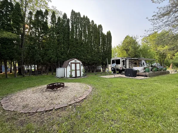 28-27 Woodhaven Lakes, Sublette, IL 61367