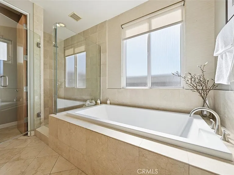 2406 Ocean Dr — Photo 11