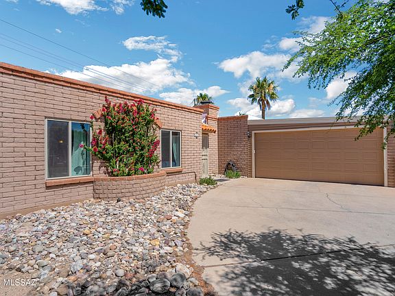 2nd image of 2050 N Heatherbrae Cir