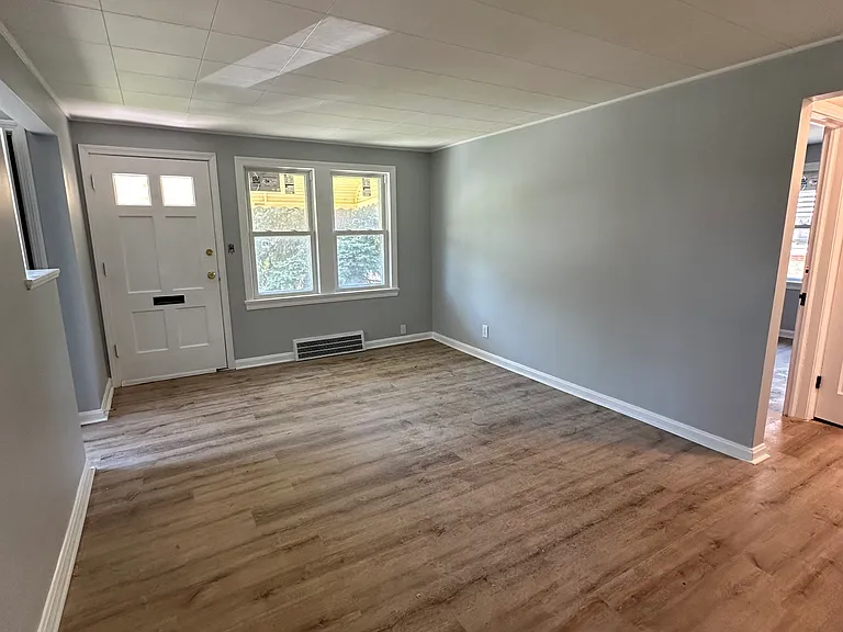18413 Waterbury Ave — Photo 5