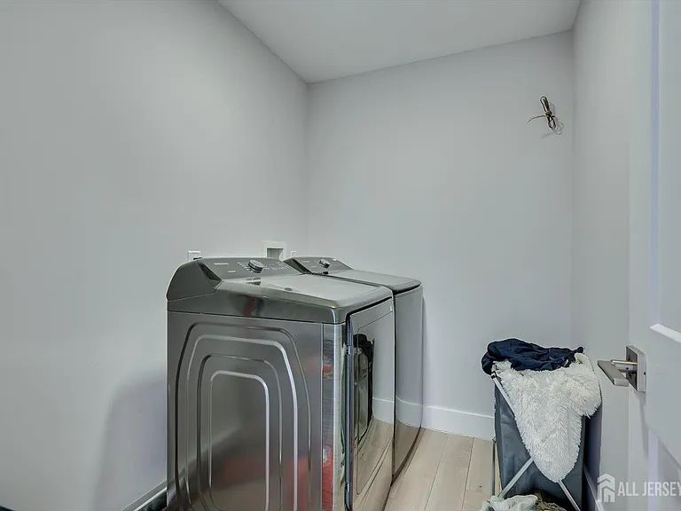 145 Center St — Photo 40