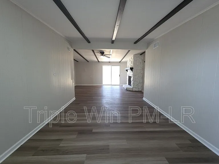 1516 Gregory St — Photo 9