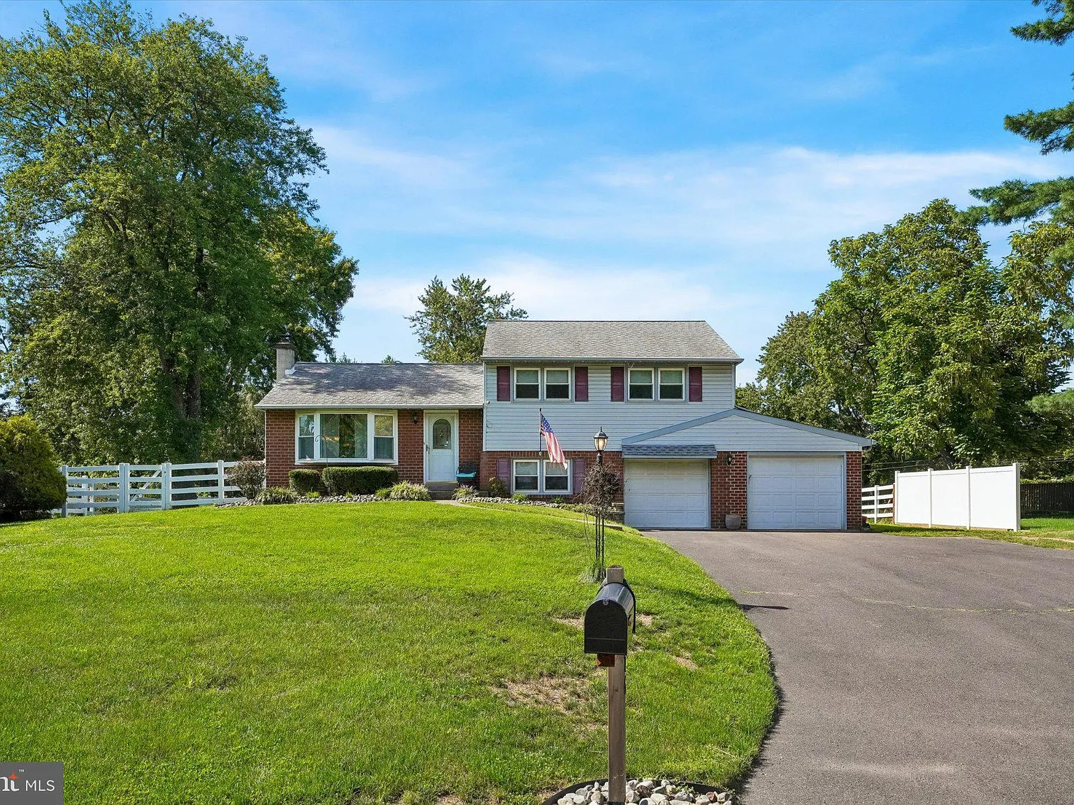 3 bed, 1.5 bath, 1562 sqft, $3,200 — Photo 2