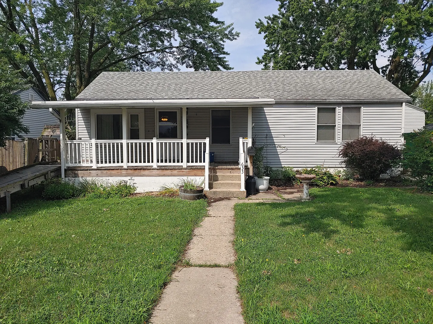 633 Warren Ave photo 1