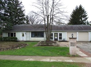 617 68th St, Willowbrook, IL 60527