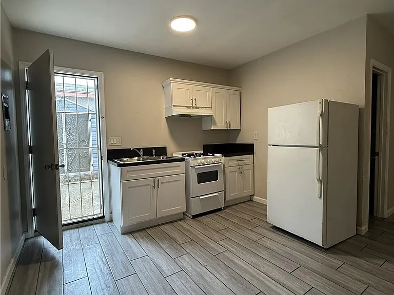 3613 Grand Ave — Photo 2