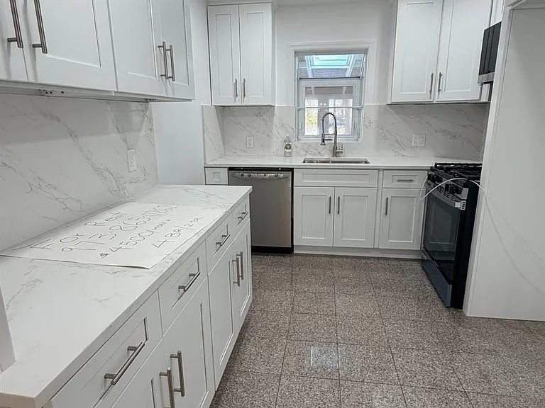 2460 Woodbridge Ave — Photo 8