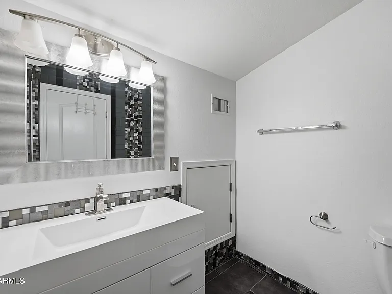 5724 S 21st Pl — Photo 15