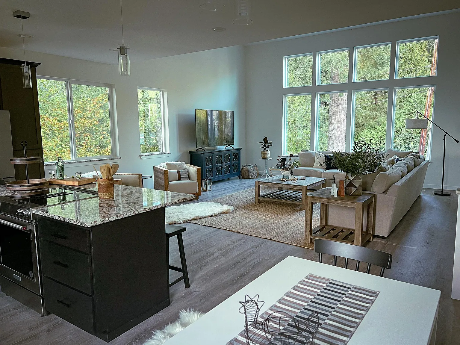 472 E Alder Dr — Photo 2