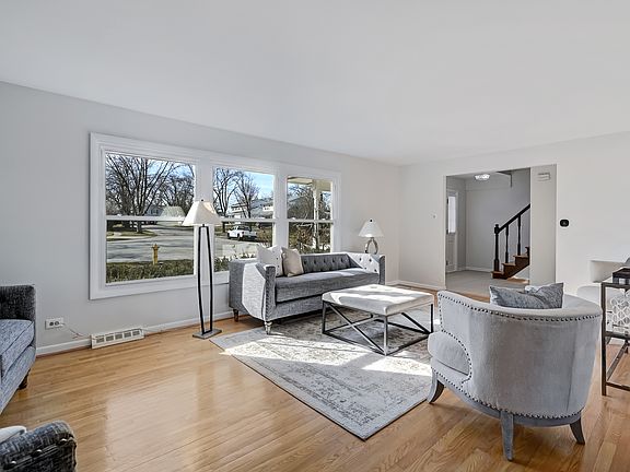 4th image of 9S133 Portsmouth Ct