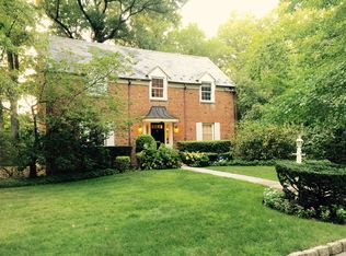 5 Saint George Rd, Great Neck, NY 11021