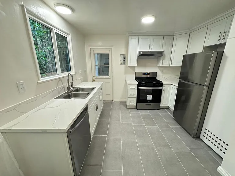 835 Bay St #1 — Photo 11