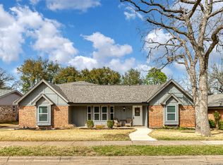 621 Sandlin Dr, Bedford, TX 76021