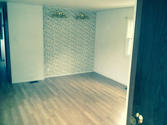 3rd image of 16 Gladys Dr