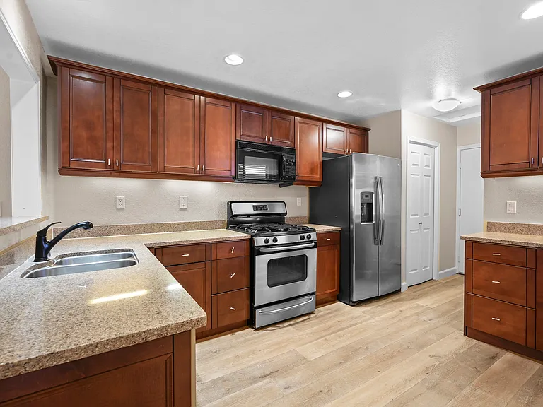 400 Creekview Dr — Photo 7