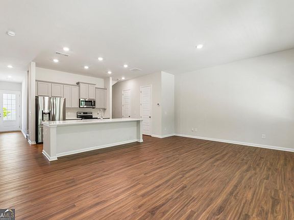 5th image of 487 Bishop Ln