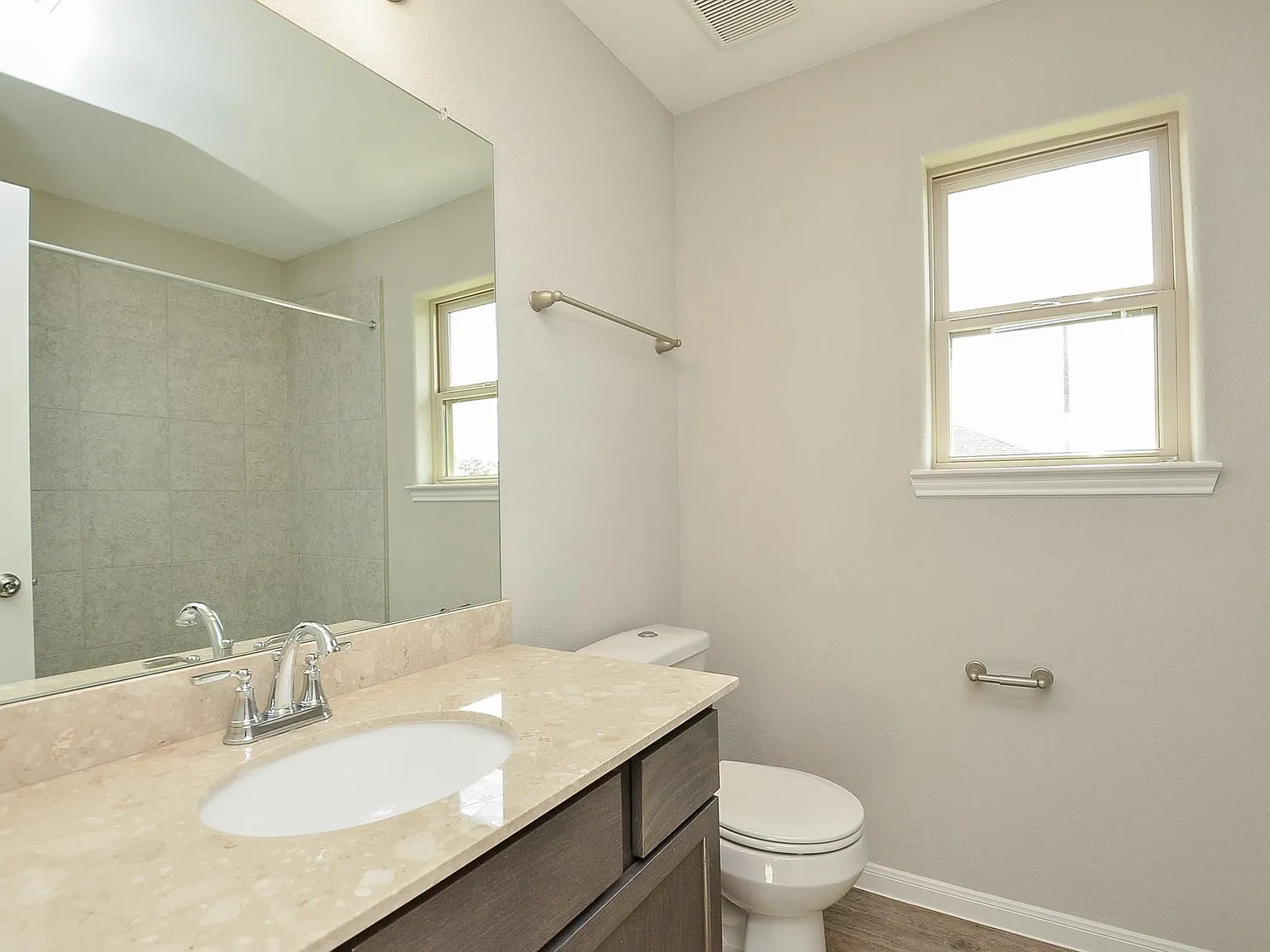 3 bed, 2.0 bath, 1378 sqft, $2,200 — Photo 3