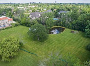 320 Canterberry Ln, Oak Brook, IL 60523