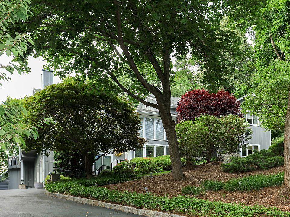 Welcome home. Great curb appeal.