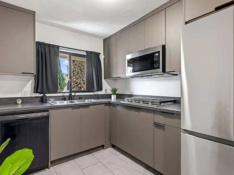 1823 Pelham Ave #6 — Photo 11