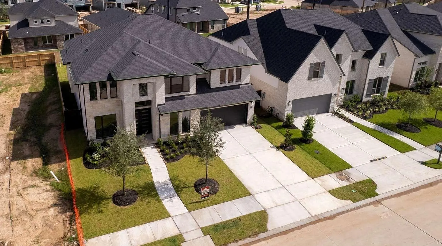 5 bed, 4.5 bath, 3905 sqft, $4,300 — Photo 4