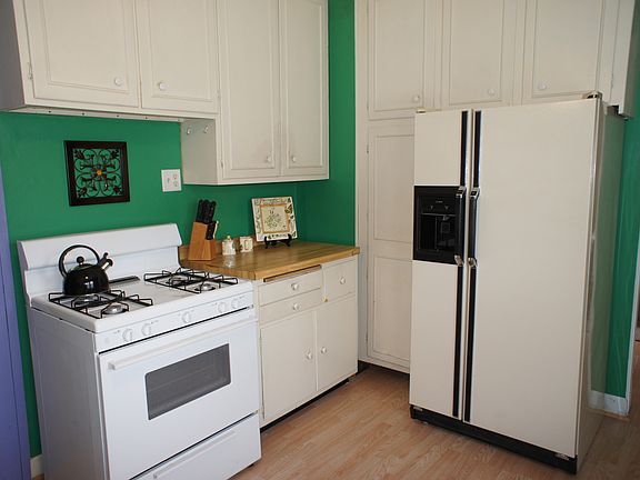 Kitchen w/lots of cabinets