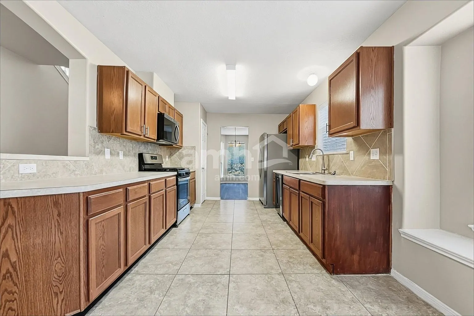 4 bed, 2.5 bath, 2426 sqft, $2,415 — Photo 4