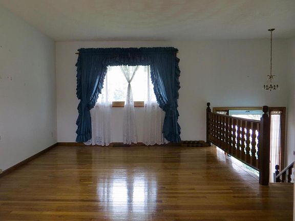 2nd image of 909 Roosevelt Ct