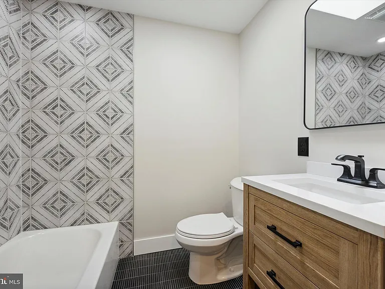 704 S Adams St — Photo 13